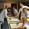 Die Lehrlinge und ihr Meister bei der Firma Hermann Müller: von links: Tahir Meta, Marco Wacker, Jeremy Wacker, Ausbilder Marc Ziegler ...