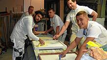 Die Lehrlinge und ihr Meister bei der Firma Hermann Müller: von links: Tahir Meta, Marco Wacker, Jeremy Wacker, Ausbilder Marc Ziegler ...