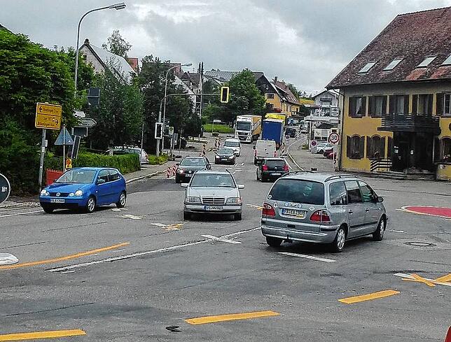 Auf der alten Bundesstraße soll es mehr Sicherheit für Radfahrer geben. Der Ortschaftsrat will in einer Begutachtung herausfinden, wo ...