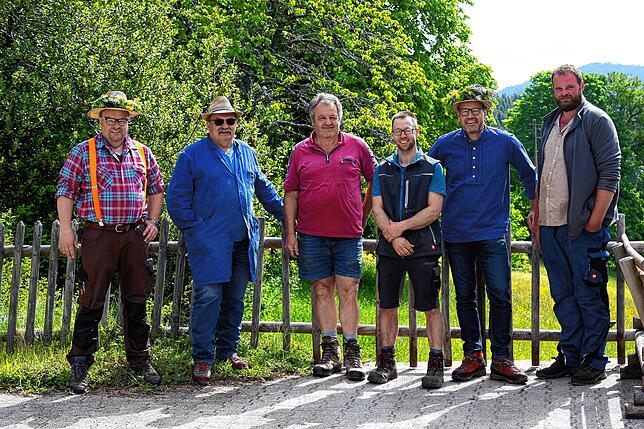 Beim Viehauftrieb auf dem Hof von Dietmar Schwarz in Blasiwald ist auch ein Hinterwälder des Schwarzwaldvereins Bonndorf dabei. Günther ...