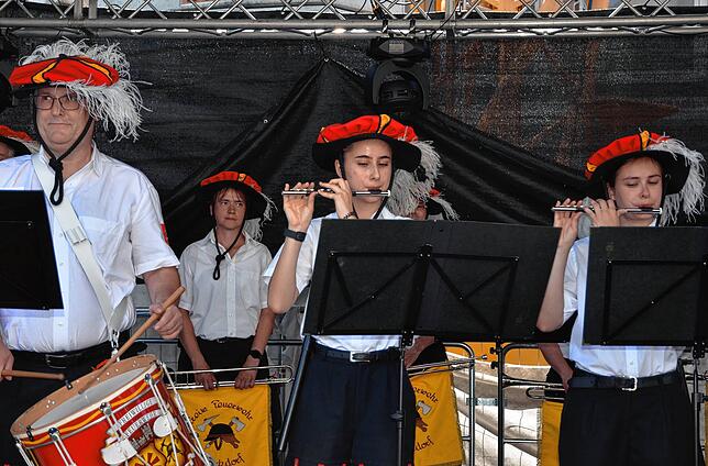 Schmissig: Musik und Mannschaft des Spielmanns- und Fanfarenzug der Freiwilligen Feuerwehr.