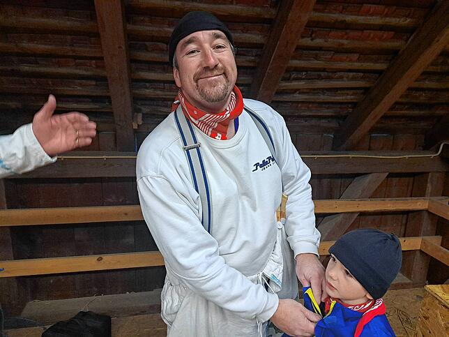 Er ist der Chef: Wuescht-Vatter Matthias Frey hilft seinem Sohn beim Ausstaffieren.