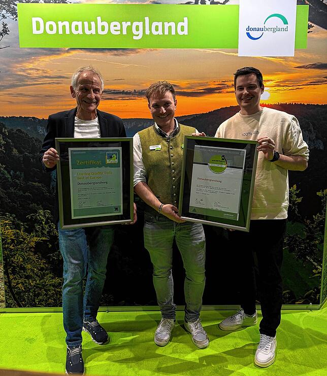 Der Geschäftsführer des Schwäbischen Alb Tourismusverbandes Holger Bäuerle (Mitte) freute sich mit dem Geschäftsführer der Donaubergland ...