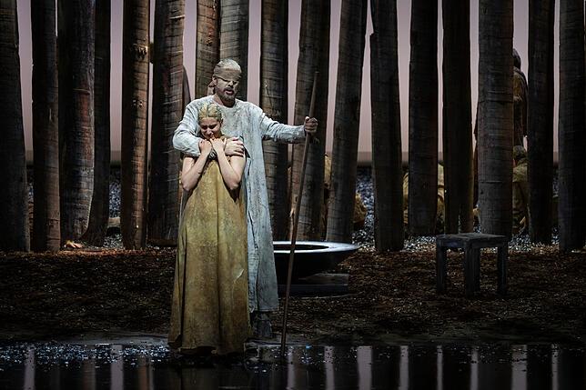 Bereit für den Tod: Ödipus nimmt Abschied von Tochter Antigone (Iris Candelaria).