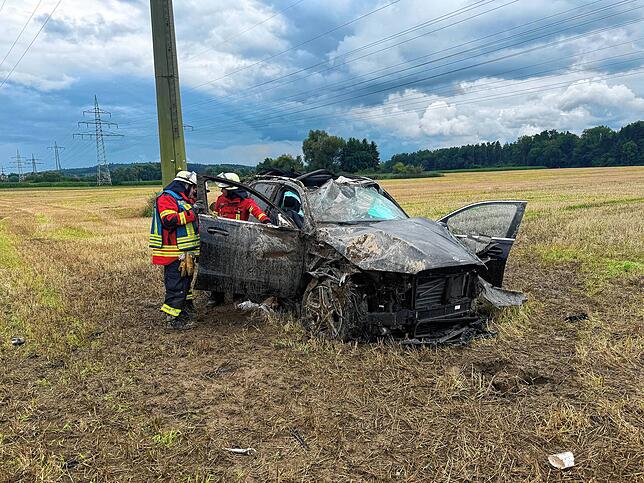 Der Unfallwagen ist nach seinem Unfall erst auf einem Acker unterhalb der Bundesstraße zum Liegen gekommen.