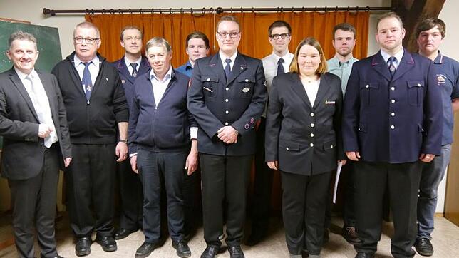 Bürgermeister Jochen Spieß mit den beförderten und ausgezeichneten Wehrleuten Eduard Friedrich, Markus Vonnier, Karl Frick, Simon Rösch, ...