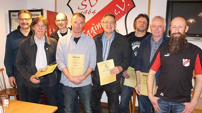 Gerne nahm Vorsitzender Dietmar Ketterer (r.) die Auszeichnung langjähriger Vereinsmitglieder vor (von links): Ralf Zimmermann, Volker ...
