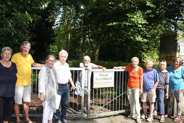 Keine Verhandlungen hinter verschlossenen Türen zum Hotelbau im Büdingen-Park fordern (von links): Margret Bär, Henrich Tiessen, ...
