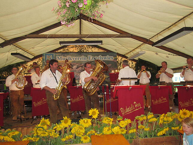 Bild 25: Bilder: Heißes Sommerfest in Engelswies mit Blaskapelle Peng
