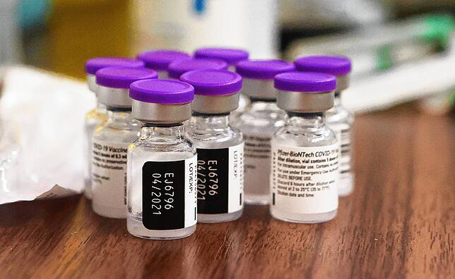 Ampullen des Covid-19 Pfizer-Biontech Impfstoffs – seit die europäische Arzneimittelbehörde EMA grünes Licht gegeben hat, können ...