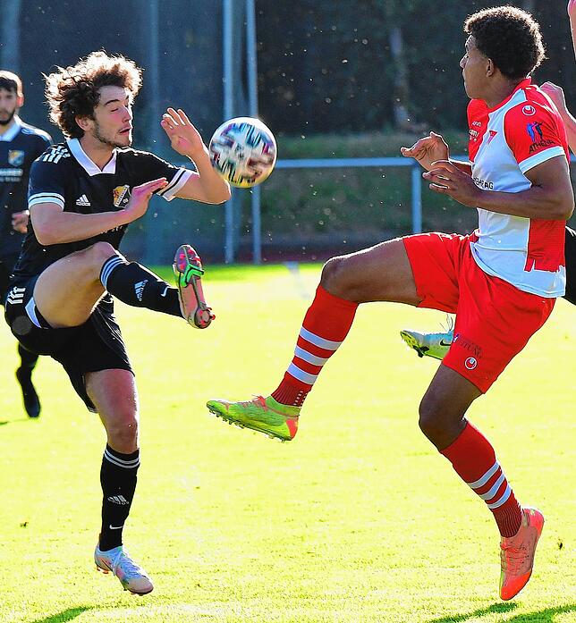 Chance für die Jugend: Youngster Luca Malzacher (links, gegen Damian Kelvin) wurde im Finale gegen den FC Solothurn eingewechselt, ...