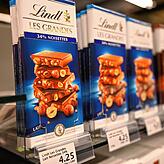Je nach Sorte werden für Schokolade von Lindt in der Schweiz mindestens 20 Prozent mehr fällig. Hier ein Bild aus der Kreuzlinger ...