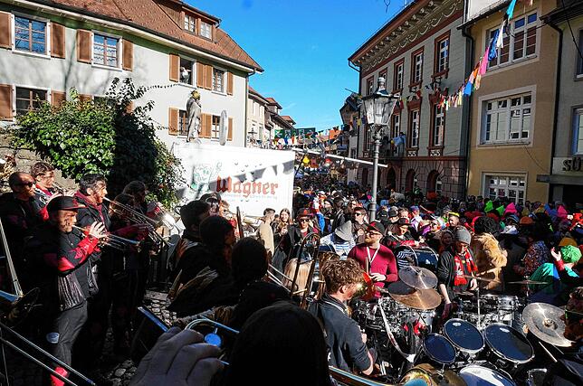 So sieht es bei der Hoorigen Mess‘ in der Tiengener Fußgängerzone aus: Die Besucher feiern ausgelassen bei fetziger Guggenmusik. ...