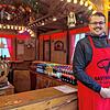 Nino Stevens verkauft am Stand des Lammgarten unter anderem &bdquo;Den Spritzz des Winters&ldquo;.