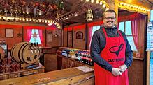 Nino Stevens verkauft am Stand des Lammgarten unter anderem &bdquo;Den Spritzz des Winters&ldquo;.
