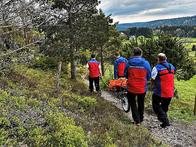 Die Bergwacht Todtmoos bei ihrem Einsatz in Ibach.