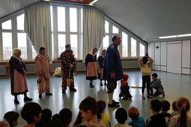 Freiwillige spielten das Fällen des Narrenbaums nach.