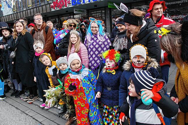 Bild 2: Sonne für die Narren: Großer Fasnet-Umzug begeistert in Singen!