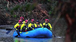 Beamte fahren in einem Boot, als sie in Camp Mystic am Guadalupe River ankommen, um bei den Bergungsarbeiten nach der Sturzflut zu helfen.