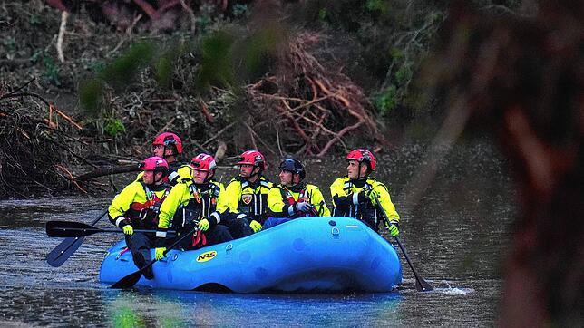 Beamte fahren in einem Boot, als sie in Camp Mystic am Guadalupe River ankommen, um bei den Bergungsarbeiten nach der Sturzflut zu helfen.