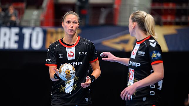 Nationalspielerin Xenia Smits (l) findet einen neuen Verein.