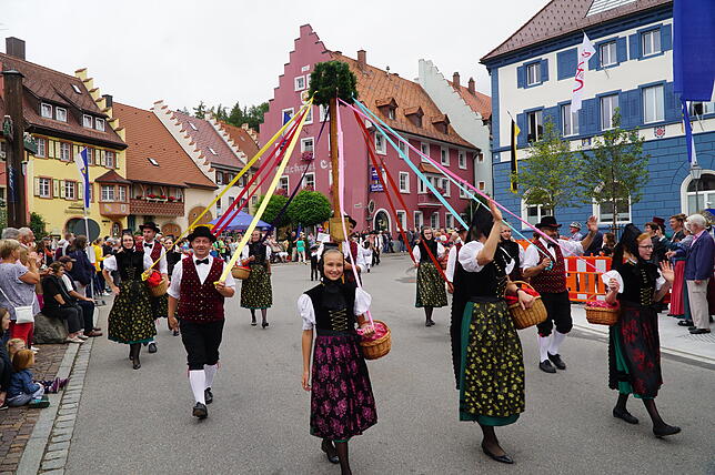Die Breitnauer Gäste zeigen den Bändertanz. Bei den Umzügen sind sind gern gesehen Gäste.