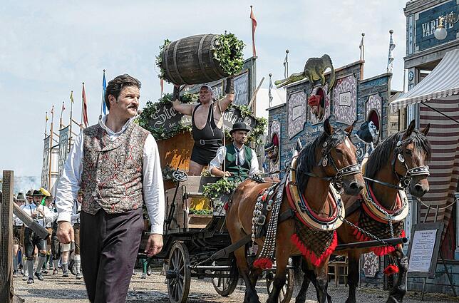 Eine Szene aus dem ARD-Mehrteiler „Oktoberfest 1900“, der jetzt auch bei Netflix zu sehen ist: Curt Prank (Mišel Maticevic) ...