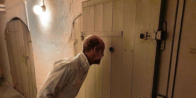 Die Arrestzellen im Keller der Seestraße 3a. Andreas Grauer blickt durch das Guckloch.