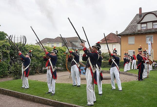 Großer Auftritt: Bürgerwehr Tiengen und Spielmannszug beim Schwyzertagsfestgottesdienst 2021 im Tiengener Schlossgarten – im ...