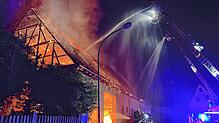 Das Ökonomiegebäude brannte lichterloh und die Einsatzkräfte der Feuerwehr konnten den angebauten Wohnteil vor dem Feuer retten.