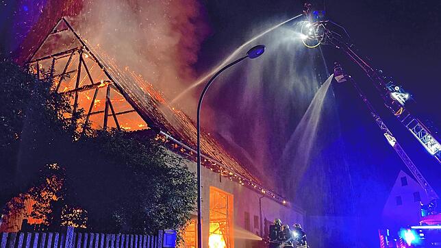 Das Ökonomiegebäude brannte lichterloh und die Einsatzkräfte der Feuerwehr konnten den angebauten Wohnteil vor dem Feuer retten.