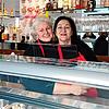 Die Eigentümerin des Delfino-Eiscafés Irina-Elena Mazzola (links) und ihre Mutter Maria Mazzola genießen selbst gern eine Kugel Eis: ...