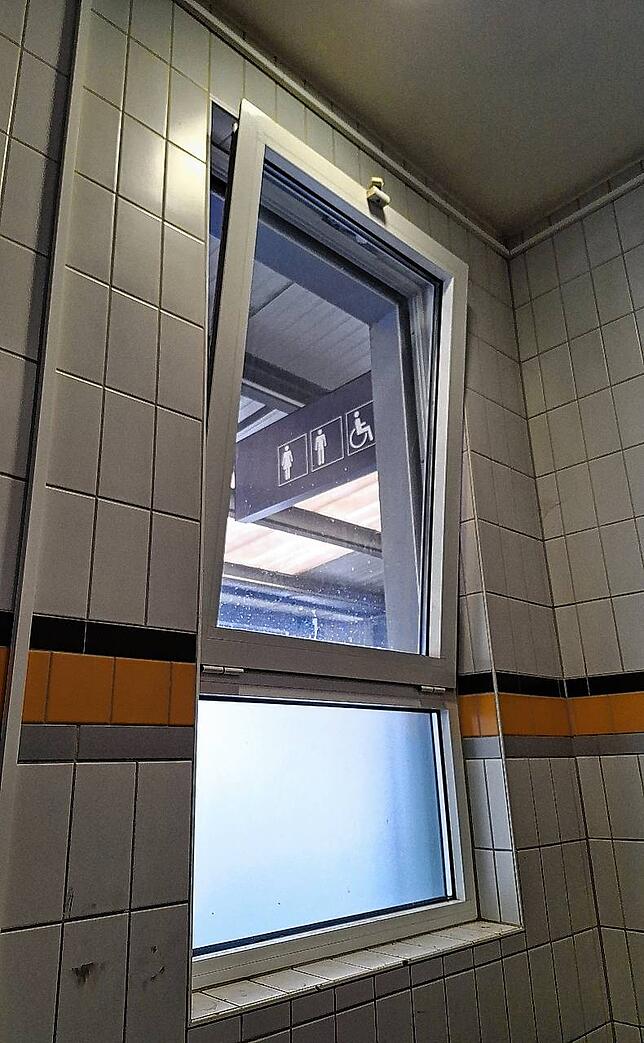 Nur am unteren Rand ist auf der Damentoilette Milchglas eingesetzt. Mit ein bisschen Geschick könnte jeder hineinluken. Das will man nun ...