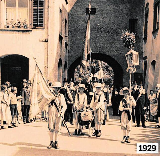 Waldshuter Chilbi 1929: Die Junggesellen von 1468 ziehen mit Bockbuben und Bock durch das Obere Tor in die Stadt.
