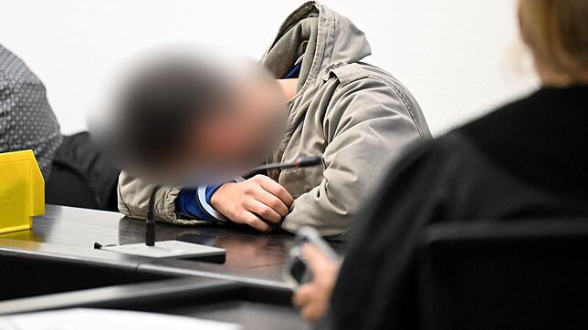 Alles drei Angeklagten haben die Tat inzwischen eingeräumt, sie sprechen aber von Notwehr im Gerangel.(Archiv)