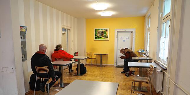 Wo früher, vor Corona, viele Menschen zusammen Mittag gegessen haben, ruhen sich am Dienstag Obdachlose nach der Impfung zusammen aus. ...