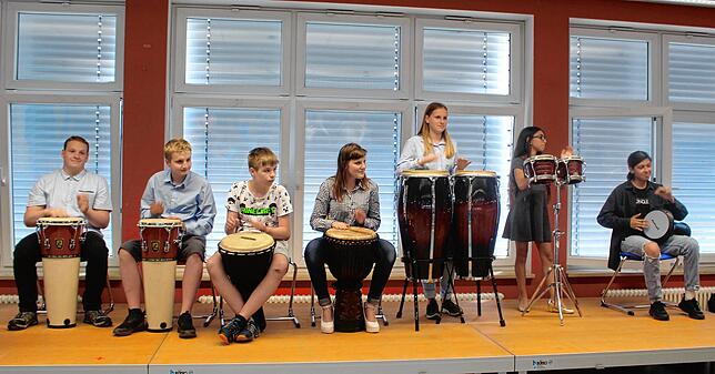 Für einen flotten Beginn der Entlassfeier mit mitreißenden Rhythmen sorgte die Percussion-Gruppe der Kasimir-Walchner-Schule unter ...