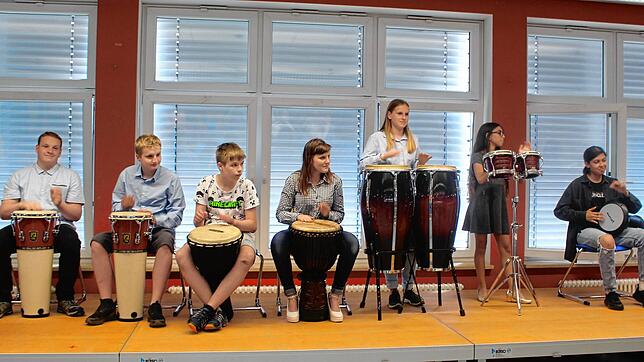 Für einen flotten Beginn der Entlassfeier mit mitreißenden Rhythmen sorgte die Percussion-Gruppe der Kasimir-Walchner-Schule unter ...
