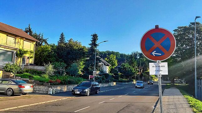 Das Parkverbotsschild steht schon: Dieser Abschnitt der Friedinger Straße in Singen wird ab Montag, 29. August, saniert und bleibt bis ...