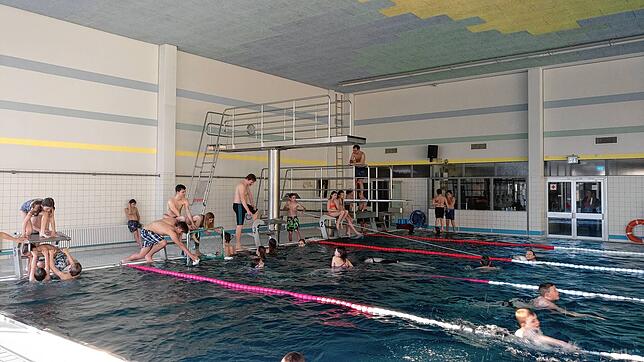 Bis zu 80 Teilnehmer tummeln sich im Wasser, wenn die DLRG freitags das Hallenbad zum Training öffnet.