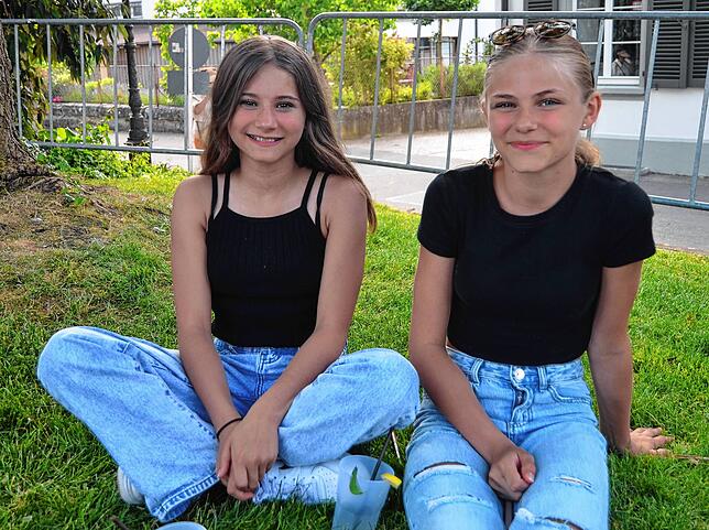 Amelie, 11 Jahre, und Leni, 12 Jahre, freuen sich übers Zusammentreffen mit Freunden beim Stadtfest.