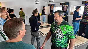 Beim ersten Jedermann-Dartsturnier im Sportheim der Eintracht Wihl in Oberwihl sind alle  64 Teilnehmerplätze besetzt. Bild: Marco ...
