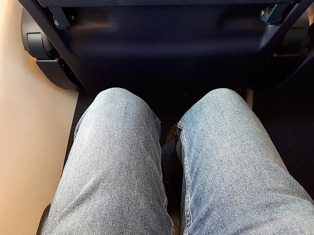 Kaum Beinfreiheit im Flieger – und angeblich auch beim FC Liverpool.