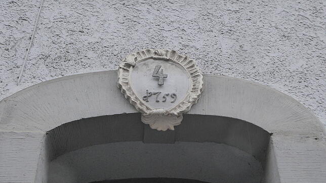 Über dem Hauseingang das Baujahr 1959 des Hauses Schölderle/Mut.