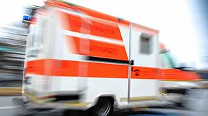 Bei einem Unfall in Böhringen ist eine 17-Jährige tödlich verletzt worden (Symbolbild).