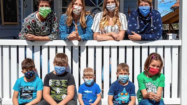 In Grafenhausen starteten die Landfrauen die Produktion von sogenannten Community-Masken. Die Stoffmasken bieten allerdings nur einen ...