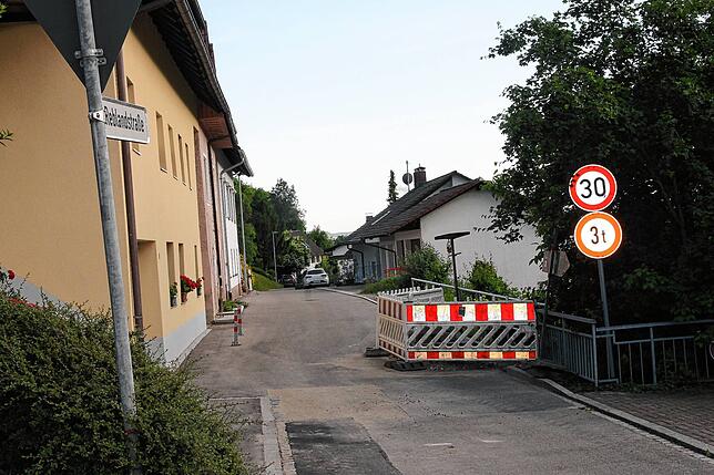 Glück hatten die Anwohner der Reblandstraße in Eschbach: Beim Verelgen des Glasfaserkabels konnte hier auf alte Leerrohre, die früher in ...