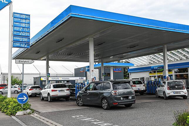 Spürbarer Preisunterschied zum Vortag. Rund zehn Cent bei den Dieselpreisen und deutlich über 20 Cent bei Benzinpreisen konnten die ...
