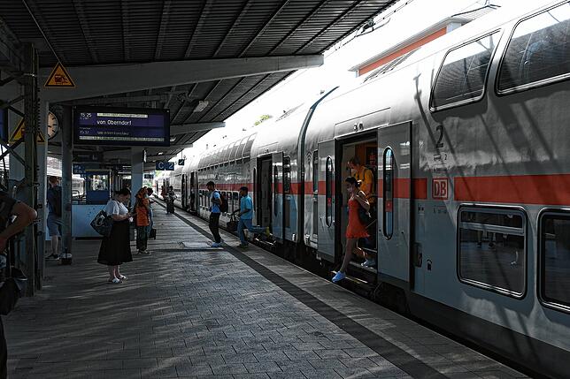 Viel Betrieb auf der Gäubahn: Fahrgäste steigen in Singen aus dem Zug aus Richtung Stuttgart, wie das Archivbild von Ende Mai zeigt. ...