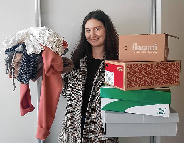 Künftig nicht mehr so viele Karton- und Klamottenstapel: Annalena Mutter aus Albbruck will ihren Shopping-Konsum drastisch reduzieren.